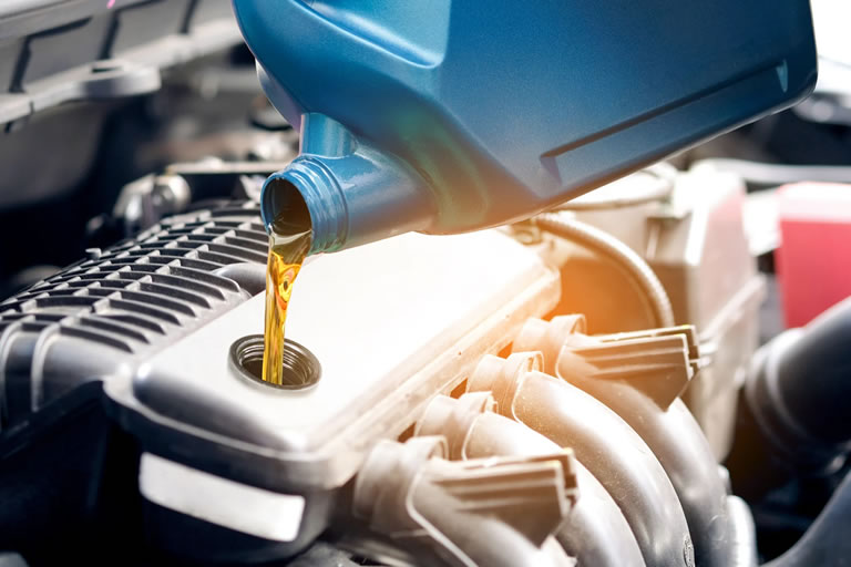 Cómo cambiar el aceite de motor de un carro