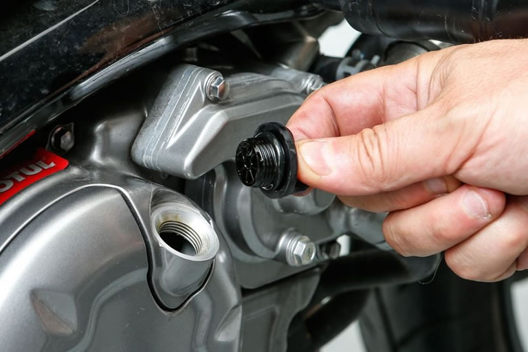 Cómo hacer un cambio de aceite a una moto